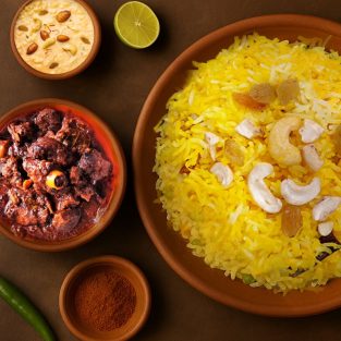 If Durga Pujo had a love language, it would definitely be food! ❤️From kosha mangsho and pulao